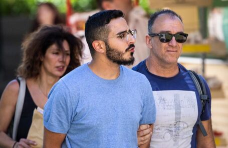 Саймон Левиев (в центре).