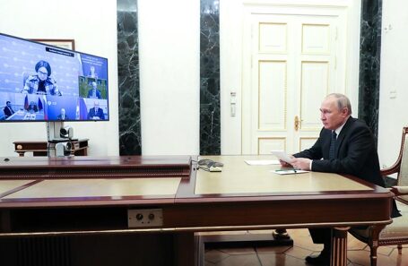 Владимир Путин во время совещания по экономическим вопросам.