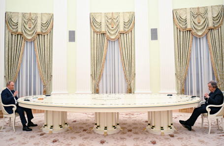 Президент РФ Владимир Путин и Генеральный секретарь ООН Антониу Гутерриш (слева направо) во время встречи в Кремле.