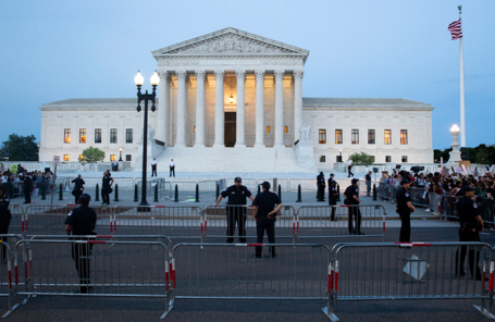 Акция протеста против отмены абортов у здания Верховного суда США в Вашингтоне. 