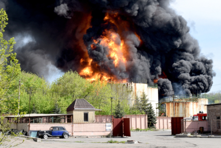 ДНР. Макеевка. Пламя от возгорания четырех резервуаров большой емкости на нефтебазе. Район нефтебазы в городе Макеевке Донецкой народной республики (ДНР).