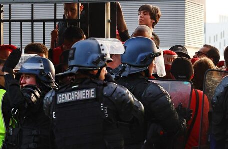 Футбольные фанаты и полиция на входе стадиона «Стад де Франс».