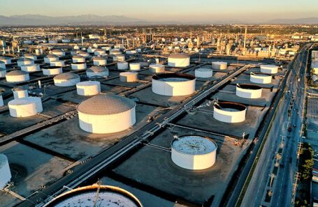 Нефтяные резервуары в Калифорнии.