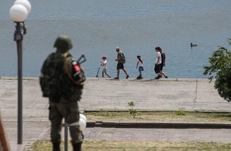 Херсон. Российский военнослужащий и жители города на набережной.