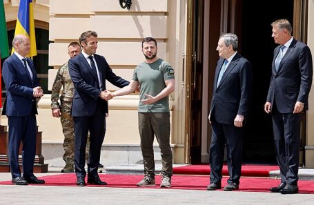 Олаф Шольц, Эммануэль Макрон, Владимир Зеленский, Марио Драги и Клаус Йоханнис (слева направо). .