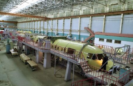 Сборка фюзеляжа Ан-140 на заводе «Авиакор». 2006 год.