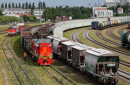 Грузовые составы на железнодорожной станции Калининград-сортировочный.