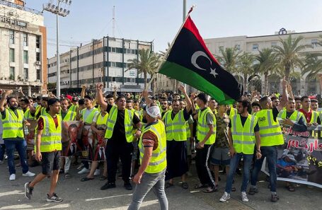 Митинг против отключения электроэнергии в Триполи.
