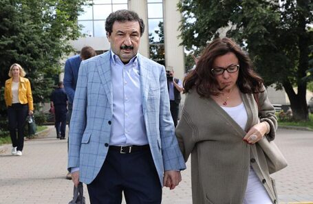 Владимир Мау у здания Мосгорсуда.