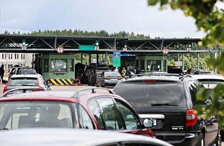 Ленинградская область. Очередь автомобилей на въезде в Россию на территории пропускного пункта «Торфяновка»..