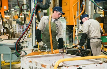 В одном из сварочных цехов Ижевского автомобильного завода. Архив.
