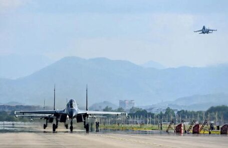 Истребители ВВС Китая на взлете во время учений.