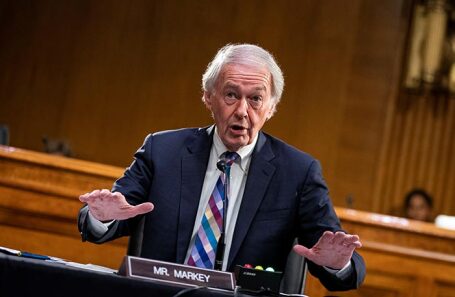 Глава делегации сенатор Эд Марки.
