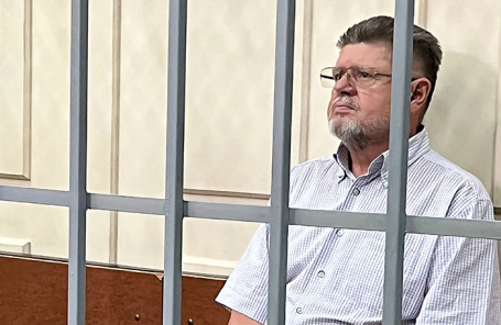 Брюну вменяется хищение не менее 20 млн рублей при поставках медизделий по завышенным ценам