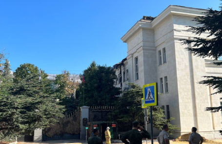 По крыше штаба Черноморского флота ударил беспилотник.