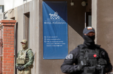 Правоохранители у офиса фонда бывшего мэра города Евгения Ройзмана, где проходит обыск после задержания по уголовному делу о дискредитации Вооруженных сил (ВС) России.