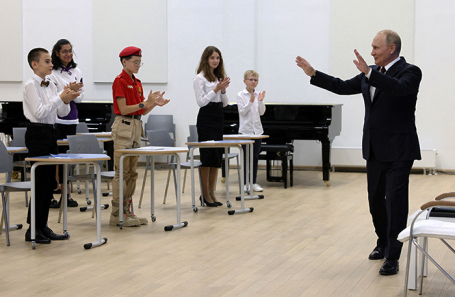 Президент РФ Владимир Путин в Калининграде во время открытого урока «Разговор о важном».