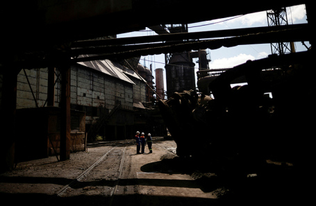 Рабочие на сталелитейном заводе «АрселорМиттал Кривой Рог».
