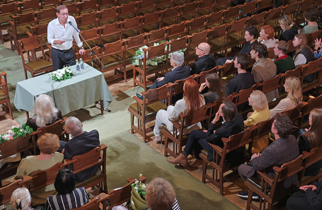 Художественный руководитель, директор Московского Художественного театра (МХТ) имени Чехова Константин Хабенский (слева) во время сбора труппы.