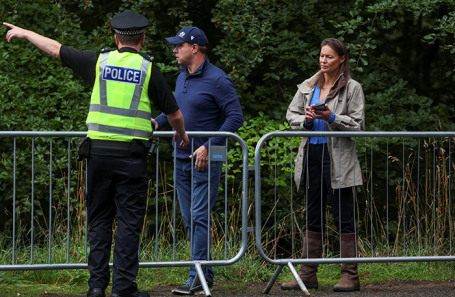 Люди возле замка Балморал после заявления Букингемского дворца по поводу опасений за здоровье британской королевы Елизаветы.