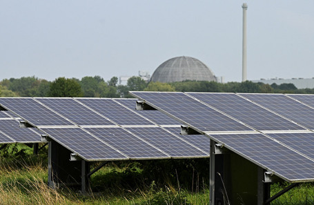 Вид на солнечную и атомную электростанцию. Штадланд, Германия.