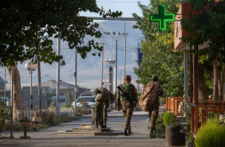 Армения. Варденис. Военные на одной из улиц города.