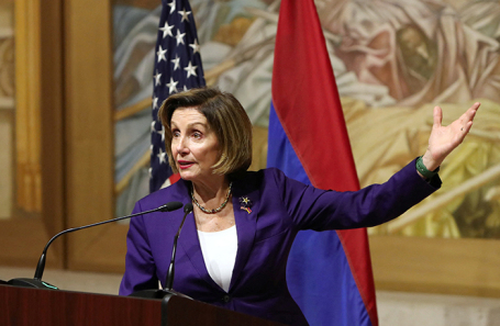 Нэнси Пелоси делает заявление в Центре искусств Гафесчян в Ереване.