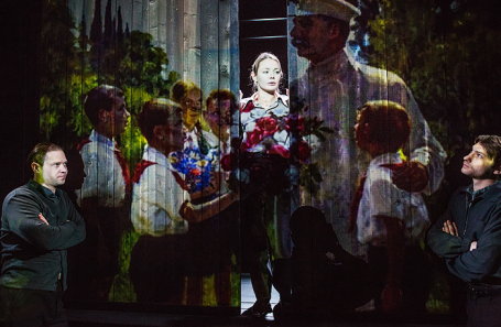 Рустам Насыров, Карина Разумовская и Виктор Княжев в спектакле.