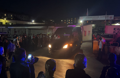 Махачкала. Проводы мобилизованных у республиканского сборного призывного пункта.