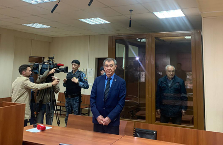 Станислав Смирнов (справа).