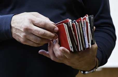 Документы призывников в военкомате.