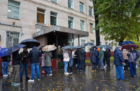 Граждане у военкомата в Москве.