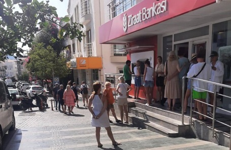 Очередь в турецкий банк.