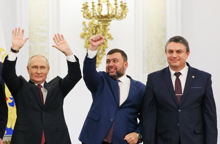 Президент РФ Владимир Путин, глава Донецкой Народной Республики (ДНР) Денис Пушилин и глава Луганской Народной Республики (ЛНР) Леонид Пасечник (слева направо) в Большом Кремлевском дворце на церемонии подписания договоров о вступлении в состав РФ ДНР, ЛНР, Херсонской и Запорожской областей. 
