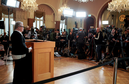 Берит Рейсс-Андерсен, глава Нобелевского комитета, объявляет лауреата премии мира этого года в Нобелевском институте в Осло.