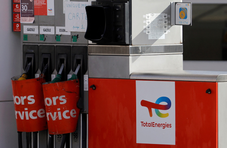 Таблички с надписью «Не работает» на заправочной станции TotalEnergies в Камбре.