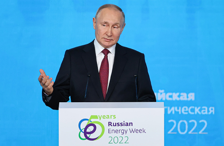 Президент РФ Владимир Путин во время пленарного заседания международного форума «Российская энергетическая неделя» в Москве.