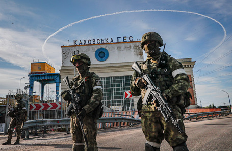Российские военнослужащие на Каховской ГЭС.