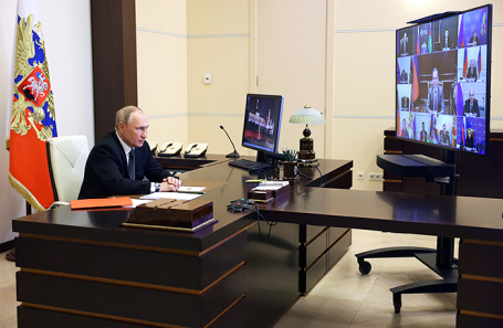 Президент РФ Владимир Путин в Ново-Огареве во время совещания с постоянными членами Совета безопасности РФ в режиме видеоконференции.