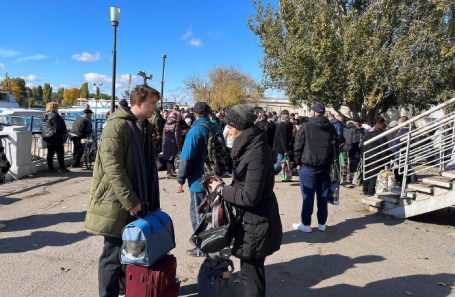Организованное перемещение жителей на другой берег Днепра в Херсоне.