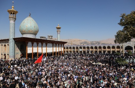 Иранцы во время церемонии похорон погибших во время нападения на мавзолей в Ширазе.