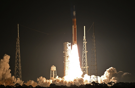 Ракета-носитель Space Launch System (SLS) с космическим кораблем Orion.