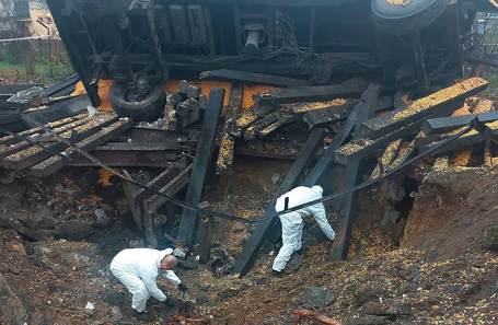 Воронка рядом с перевернутым автомобилем в результате взрыва ракеты в Пшеводове, деревне на востоке Польши недалеко от границы с Украиной.