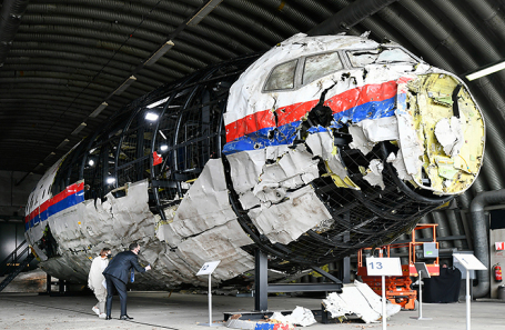 Судебная инспекция реконструкции обломков MH17 в рамках судебного разбирательства.