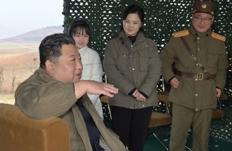 Ким Чен Ын, его дочь и жена Ри Соль Чжу (слева направо).