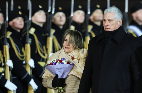 Президент Кубы Мигель Диас-Канель и его супруга Лис Куэста Пераса в аэропорту «Внуково-2». В ходе официального визита Мигель Диас-Канель встретится с президентом РФ Владимиром Путиным и примет участие в открытии памятника Фиделю Кастро.