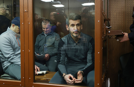 Глава группы компаний «Сумма» Зиявудин Магомедов и бывший глава компании «Интекс» Артур Максидов (справа налево), обвиняемые в организации преступного сообщества и хищении более 11 млрд рублей, во время оглашения приговора в Мещанском суде.