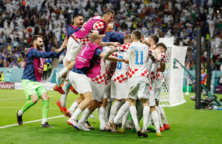 Игроки сборной Хорватии празднуют выход в четвертьфинал по результатам матча с Японией.