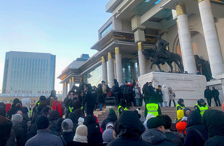 Акция протеста у Дворца правительства Монголии.
