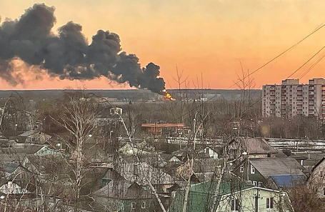Пожар в районе аэродрома в Курске в результате атаки украинского беспилотника.